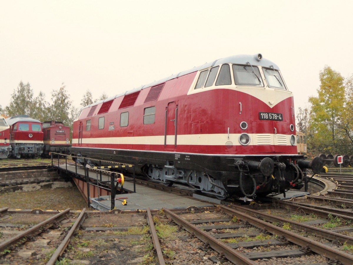 118 578 pr�sentiert sich in Versuchslackierung auf der Drehscheibe
im Bw Weimar zum  DR-Dieselloktreffen , 12.10.2013