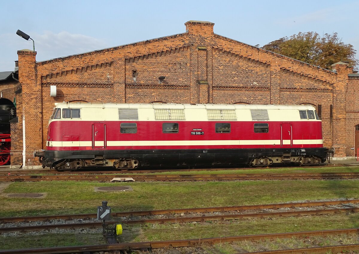 118 586 (228 586) am 26.09.21 auf dem Herbstlokfest im Traditions-Bw Staßfurt.