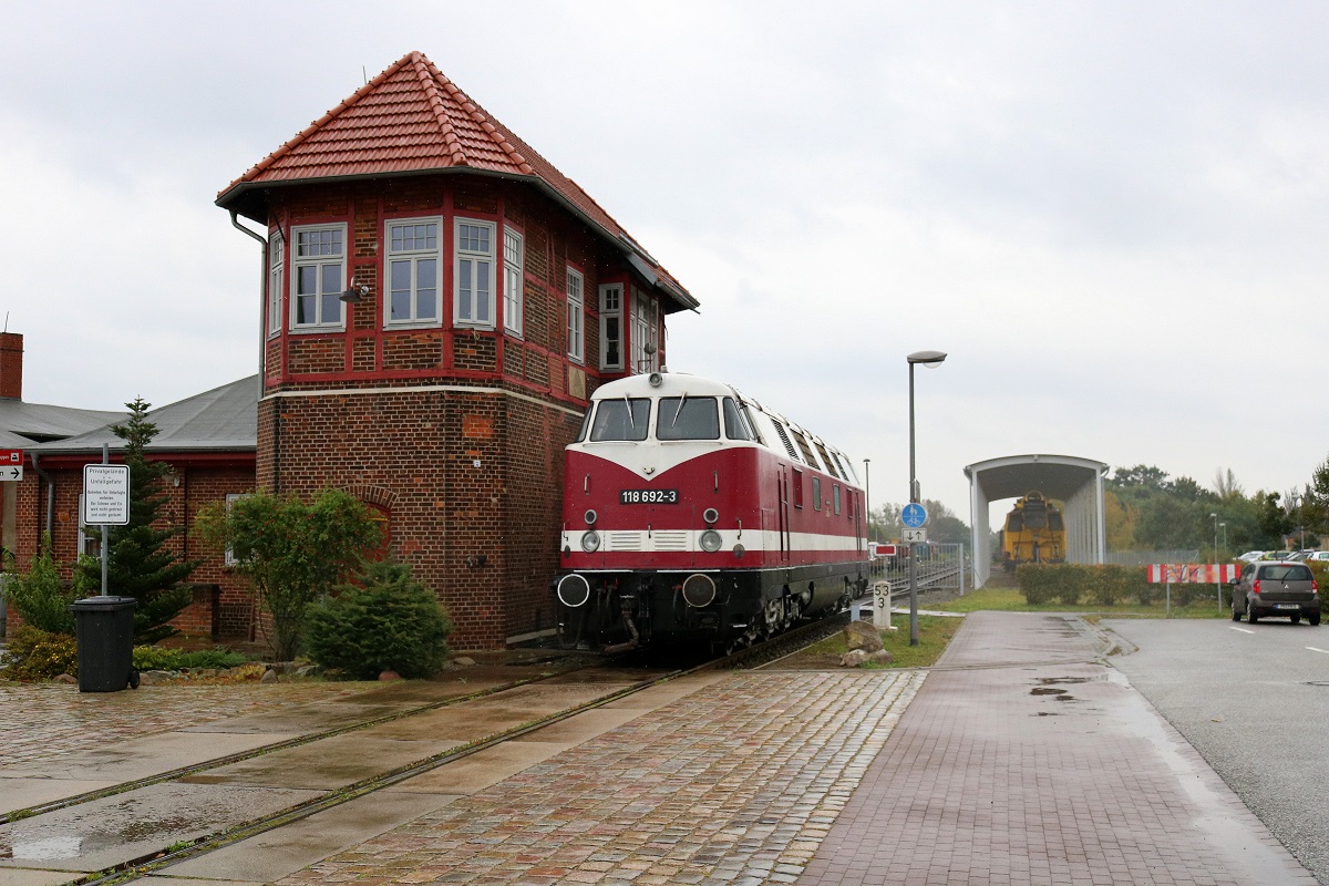 118 692-3 (BR 228) der Dampflokfreunde Salzwedel e.V. steht neben dem erhaltenen Stellwerk Wm am Eingang des Historischen Lokschuppens Wittenberge anlässlich der Herbstdampftage. [7.10.2017 | 14:20 Uhr]