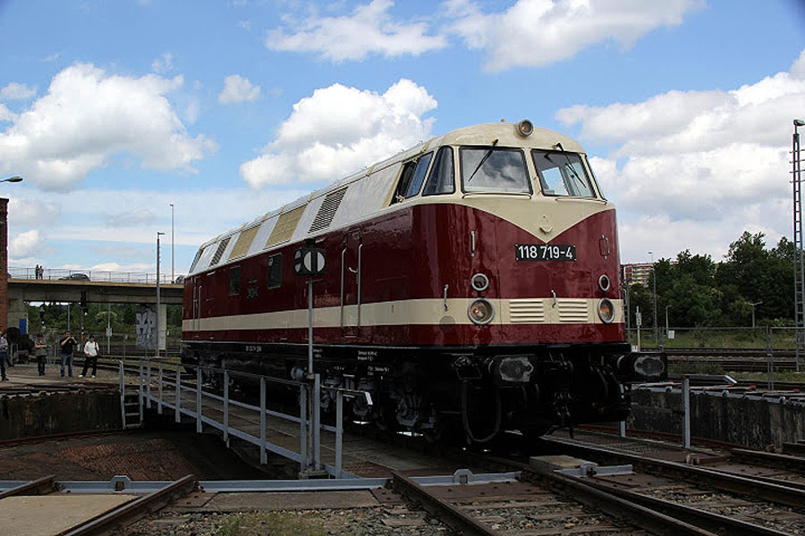 118 719-4 auf der Drehscheibe und war bei 4. Geraer Eisenbahnfrühling in Gera zusehn. Foto 30.05.15