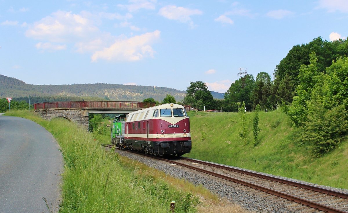 118 719-4 (EBS) überführte die Vossloh G6 (650 140-3 ZPR) am 26.05.18 von Blankenstein nach Erfurt. Hier ist die Fuhre in Quittelsdorf zu sehen. Gruß an den Tf zurück!