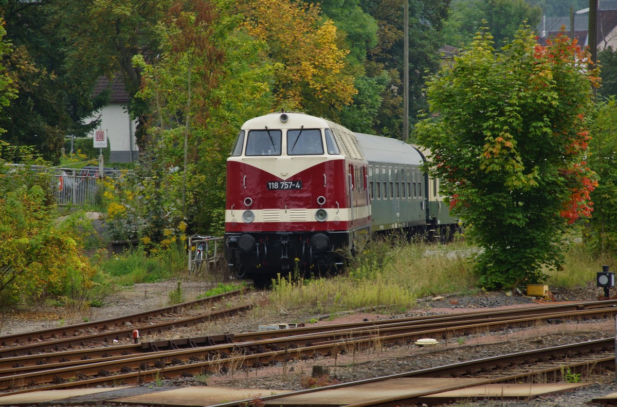 118 757-4 abgestellt mit ihren Sonderzug im ehemaligen Güterbahnhof von Meiningen am 06.09.14.