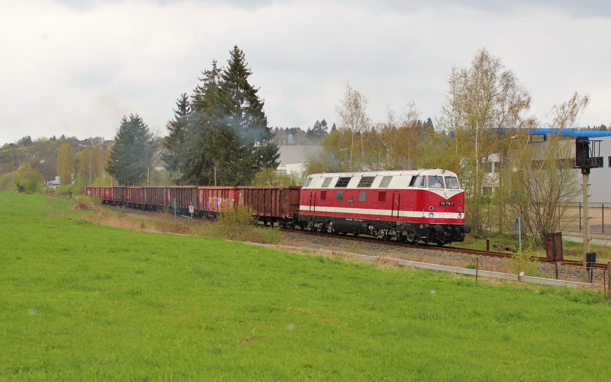 118 770-7 holte am 19.04.17 einen Schrottzug in Plauen/V. bei einem Schrotthändler ab. Hier ist der Zug in Plauen Zellwolle zu sehen Richtung Plauen unterer Bahnhof.