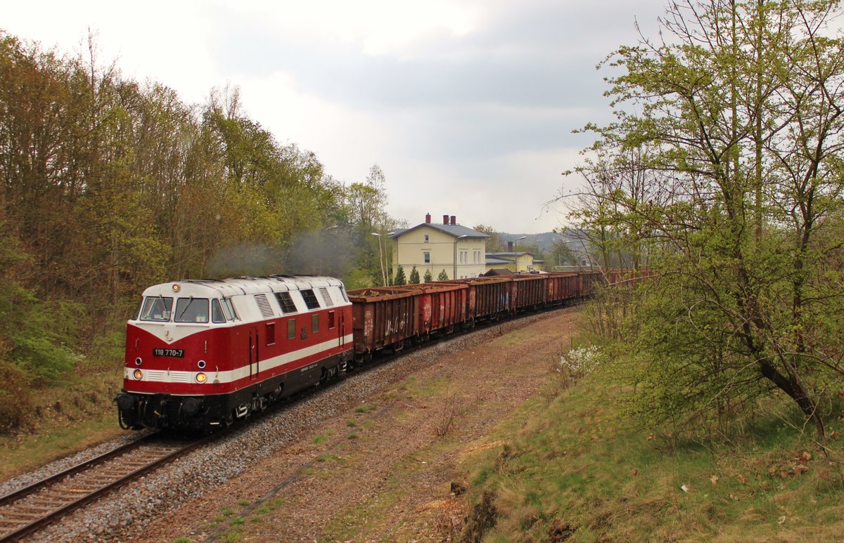 118 770-7 holte am 19.04.17 einen Schrottzug in Plauen/V. bei einem Schrotthändler ab. Hier ist der Zug in Plauen West zu sehen.