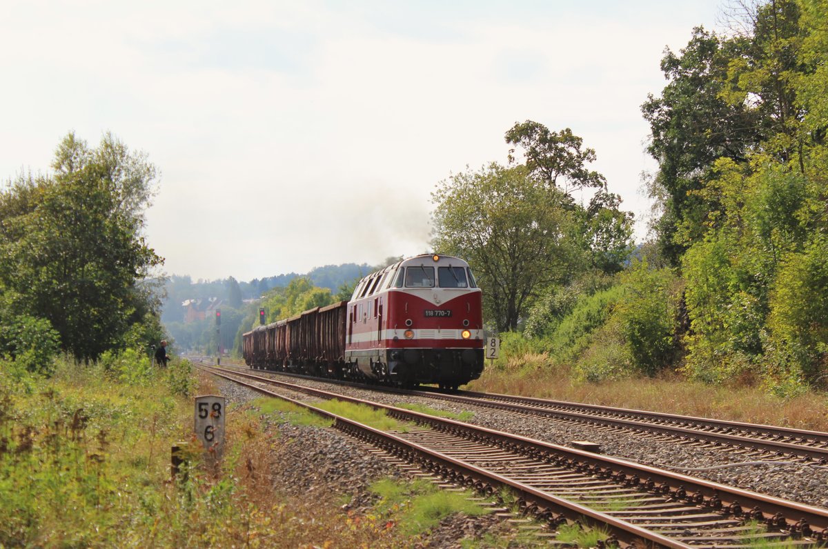 118 770-7 holte am 30.09.16 von einem Schrotthandel in Plauen/V. einen Zug. Hier der Zug von Weischlitz Richtung Plauen oberer Bahnhof in Kürbitz.