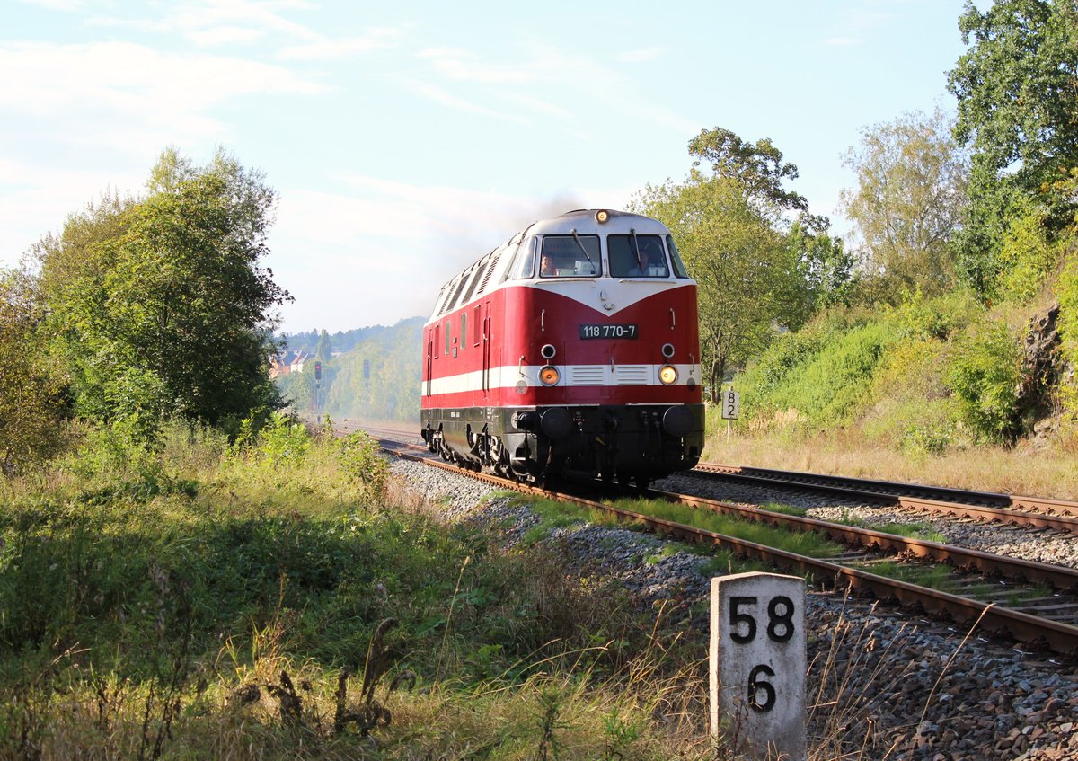 118 770-7 holte am 30.09.16 von einem Schrotthandel in Plauen/V. einen Zug. Hier die Lok von Weischlitz Richtung Plauen unterer Bahnhof in Kürbitz.