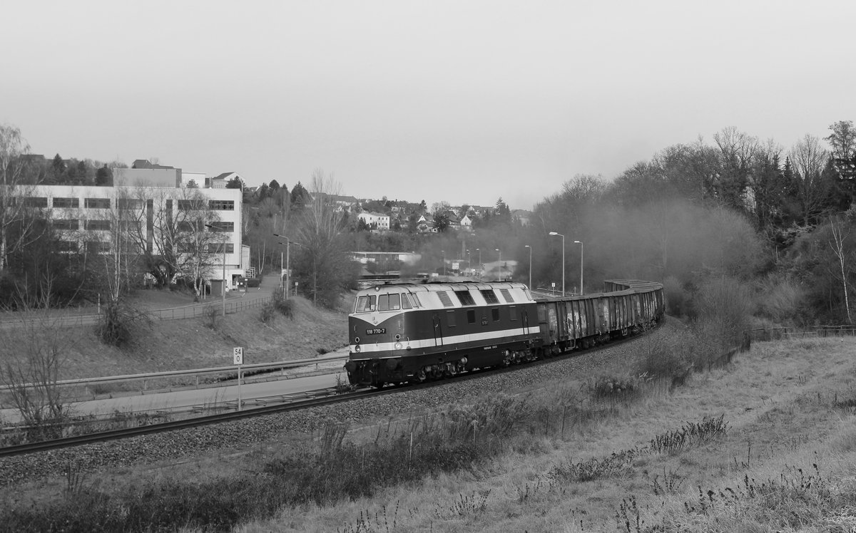 118 770-7 holte am 30.09.16 von einem Schrotthandel in Plauen/V. ehemals Zellwolle einen Zug. Hier der Zug von Plauen unterer Bahnhof Richtung Weischlitz.