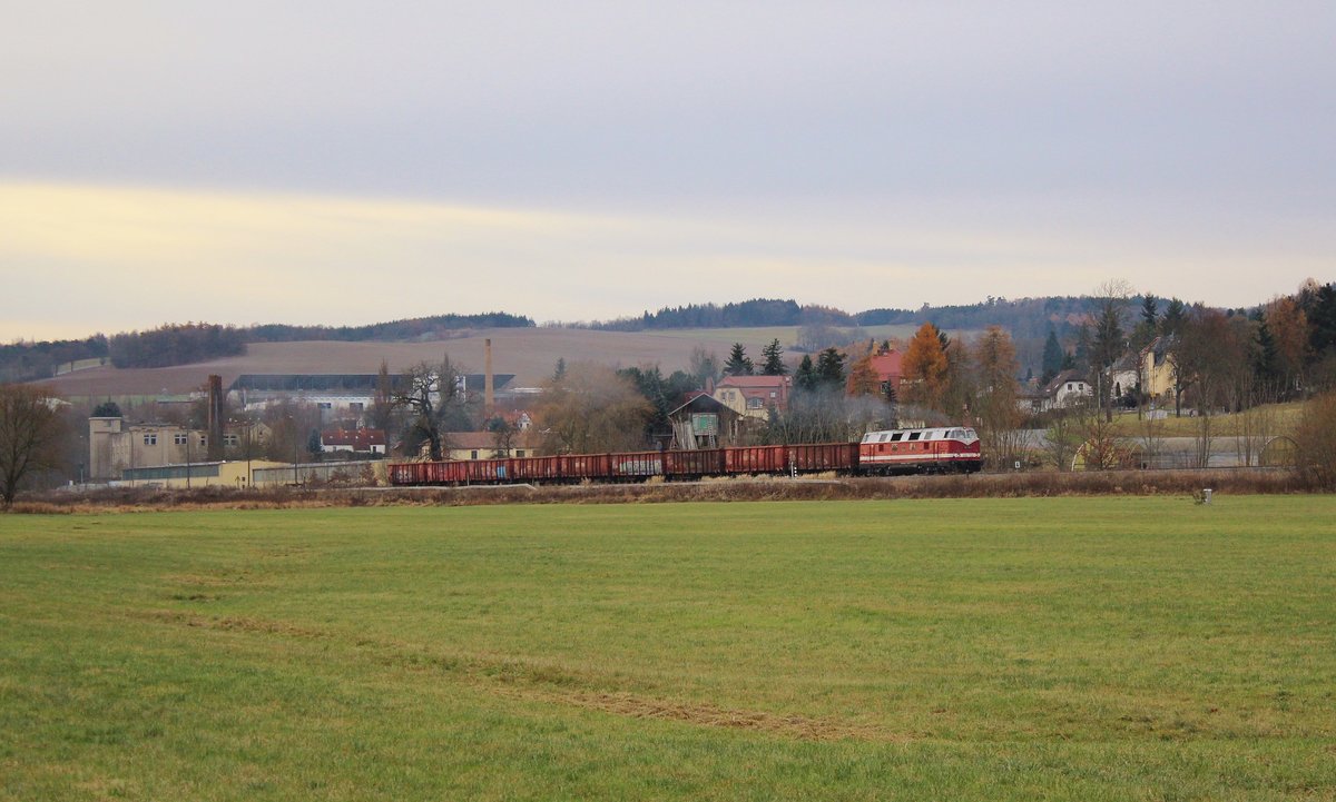 118 770-7 holte am 30.11.16 von einem Schrotthandel in Plauen/V. ehemals Zellwolle einen Zug. Hier zu sehen in Kürbitz.