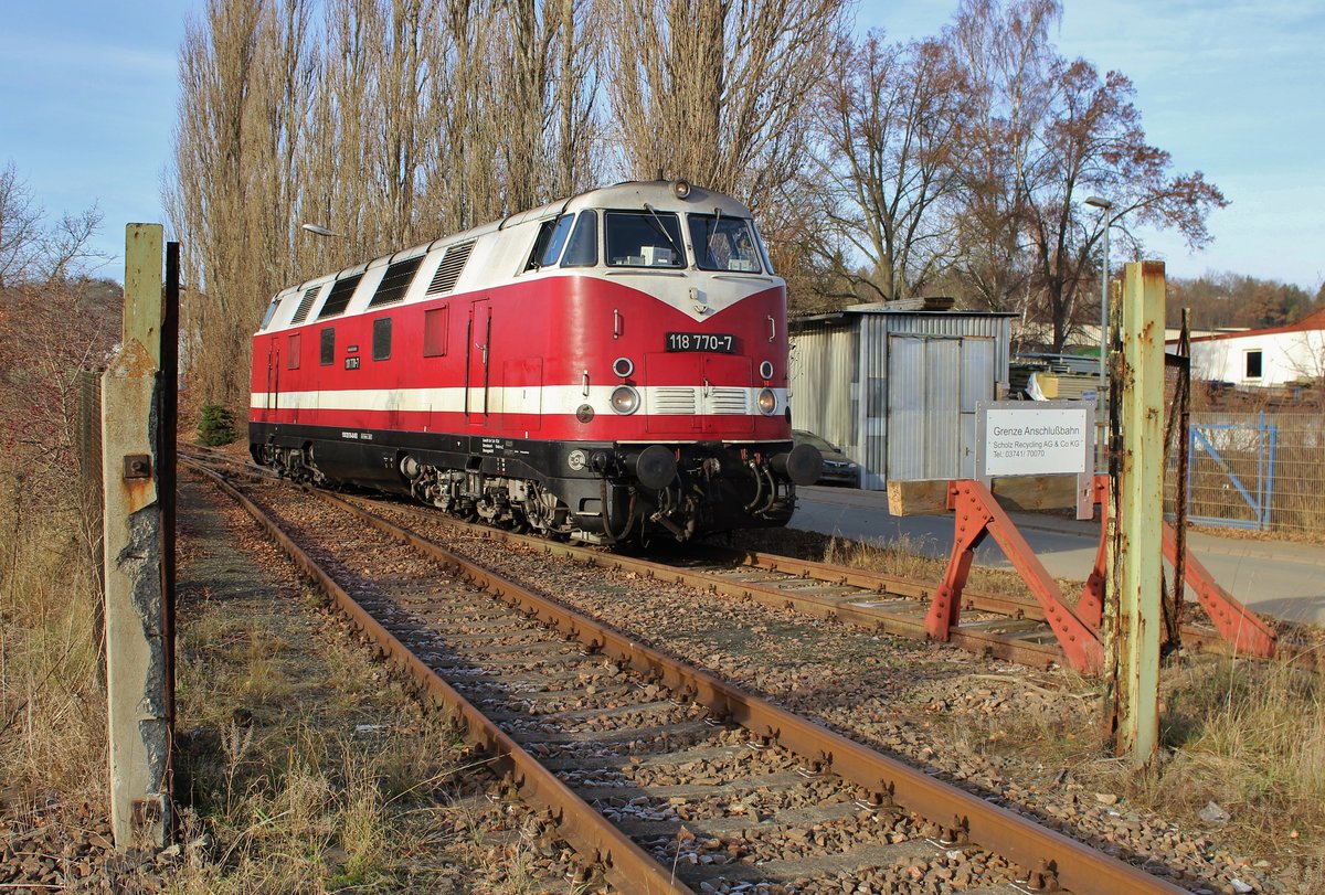 118 770-7 holte am 30.11.16 von einem Schrotthandel in Plauen/V. ehemals Zellwolle. Hier die Lok zu sehen im Anschluss.