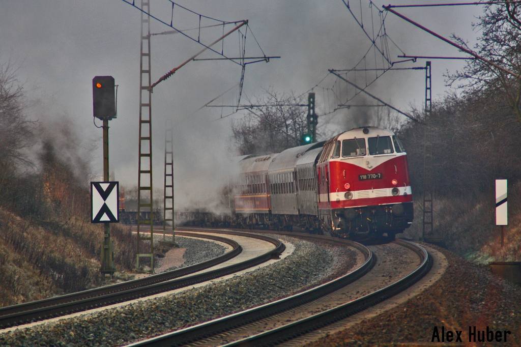 118 770 am Schluss des Sonderzuges von 01 0509 aus Zwickau nach Essen , am 20.03.15 erreicht dieser Gerade die Einfahrt von Weimar aus der Richtung Apolda.