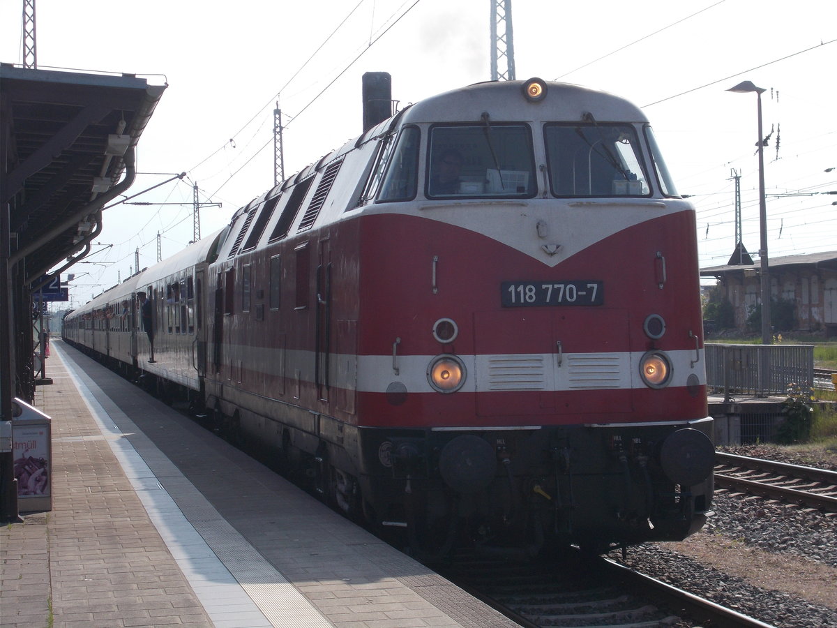 118 770 brachte,am 21.Mai 2016,die Rückfahrt des Sonderzuges Putbus-Leipzig bis Bergen/Rügen.