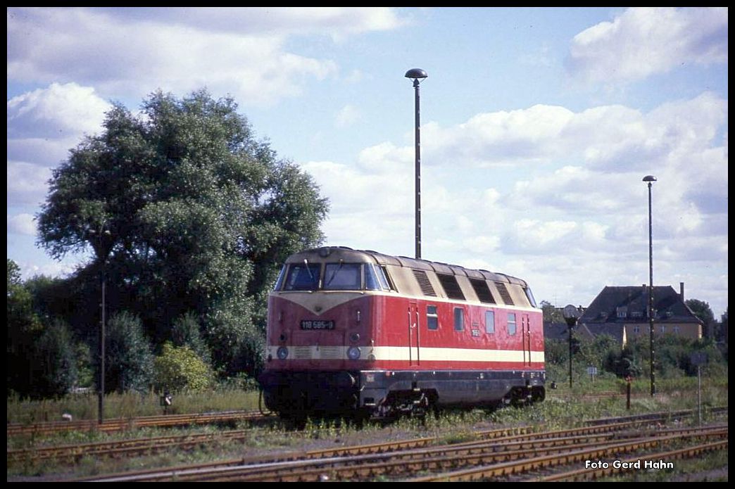 118585 im Gleisvorfeld des Bahnhofs Haldensleben am 16.9.1990.