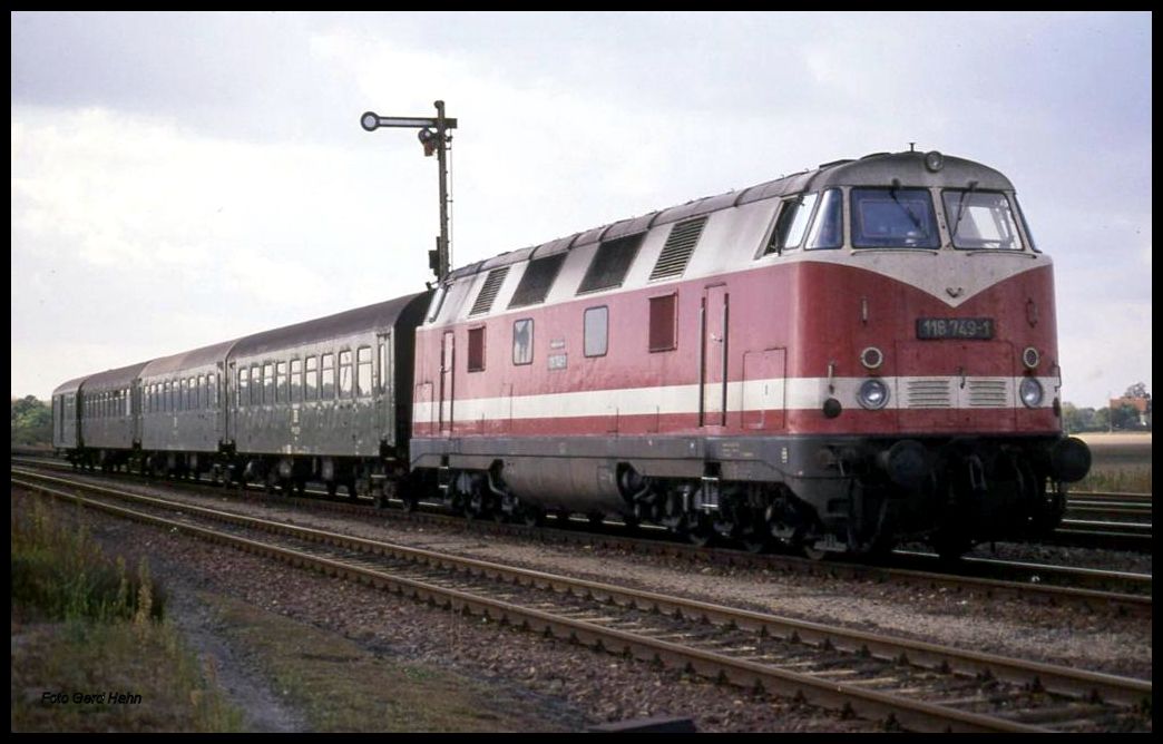 118749 fährt in Güsen mit einem Leerzug aus Umbauwagen am 19.10.1991 um 12.20 Uhr weiter in Richtung Brandenburg.