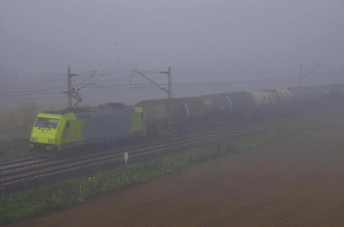 119 005-6 von Rhein Cargo mit einen Kesselzug im Morgen Nebel gesehen am 27.10.15 bei Harrbach.