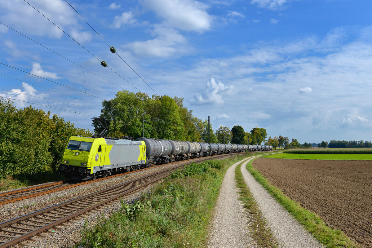 119 005 alias 185 624 mit einem Kesselzug am 24.09.2017 bei Langenisarhofen. 