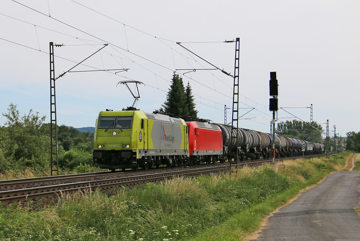119 007-2 mit der HGK Wagenlok 145 093-1 und Kesselwagenzug in Fahrtrichtung Norden. Aufgenommen am Umspannwerk bei Niederhone am 17.06.2015.