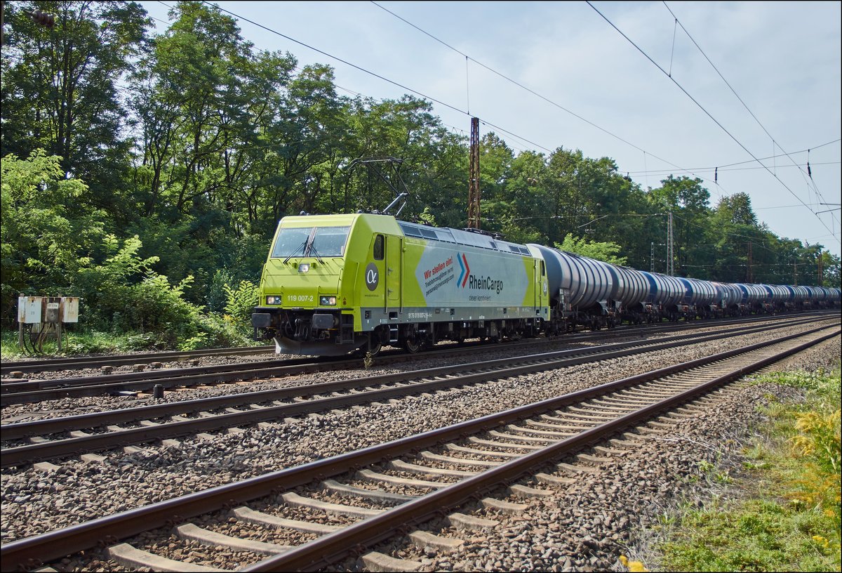 119 007-2 von Rhein Cargo ist mit einen Kesselzug bei Elm am 30.08.2017 zu sehen.