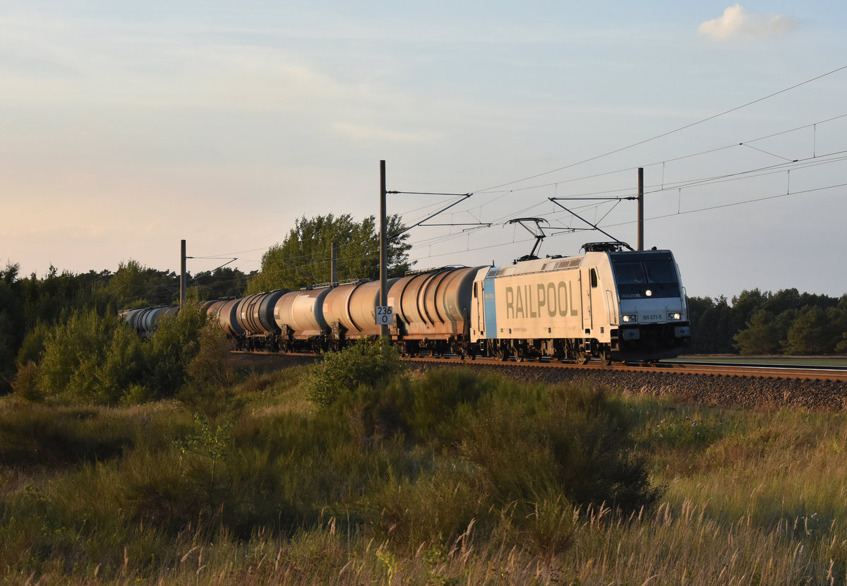 119 007-2 der RheinCargo kam aus Richtung Hamburg, mit Wascosa Kesselwagen im Schlepp. 3km östlich von Büchen, 19.09.2018.