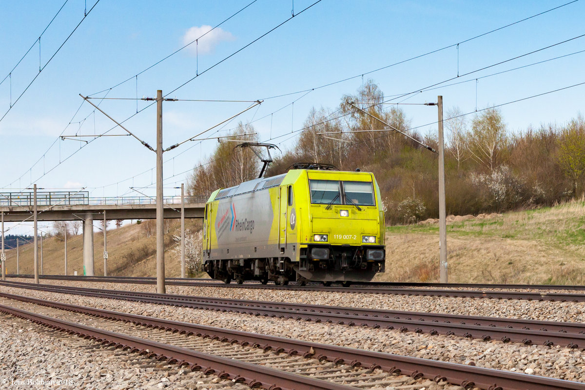 119 007 der RheinCargo ist als Lz unterwegs in Richtung München. Hebertshausen 11.04.2018