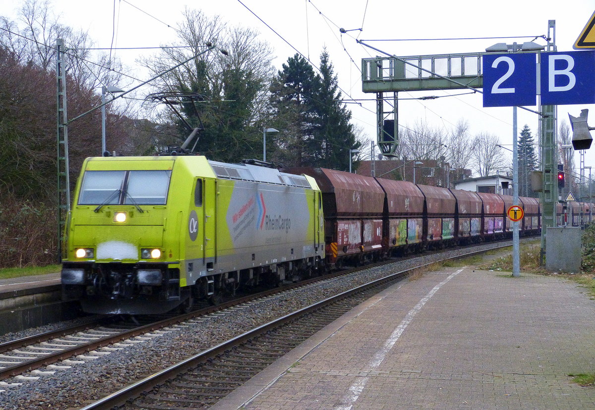 119 008-0 von Rhein-Cargo  kommt aus Richtung Köln,Grevenbroich mit einem Kohlezug  aus Köln nach Neuss und fährt durch Rheydt-Hbf und fährt in Richtung Mönchengladbach-Hbf. Aufgenommen vom Bahnsteig 2 in Rheydt-Hbf. 
Bei leichtem Schneefall am Kalten Nachmittag vom 6.2.2018.