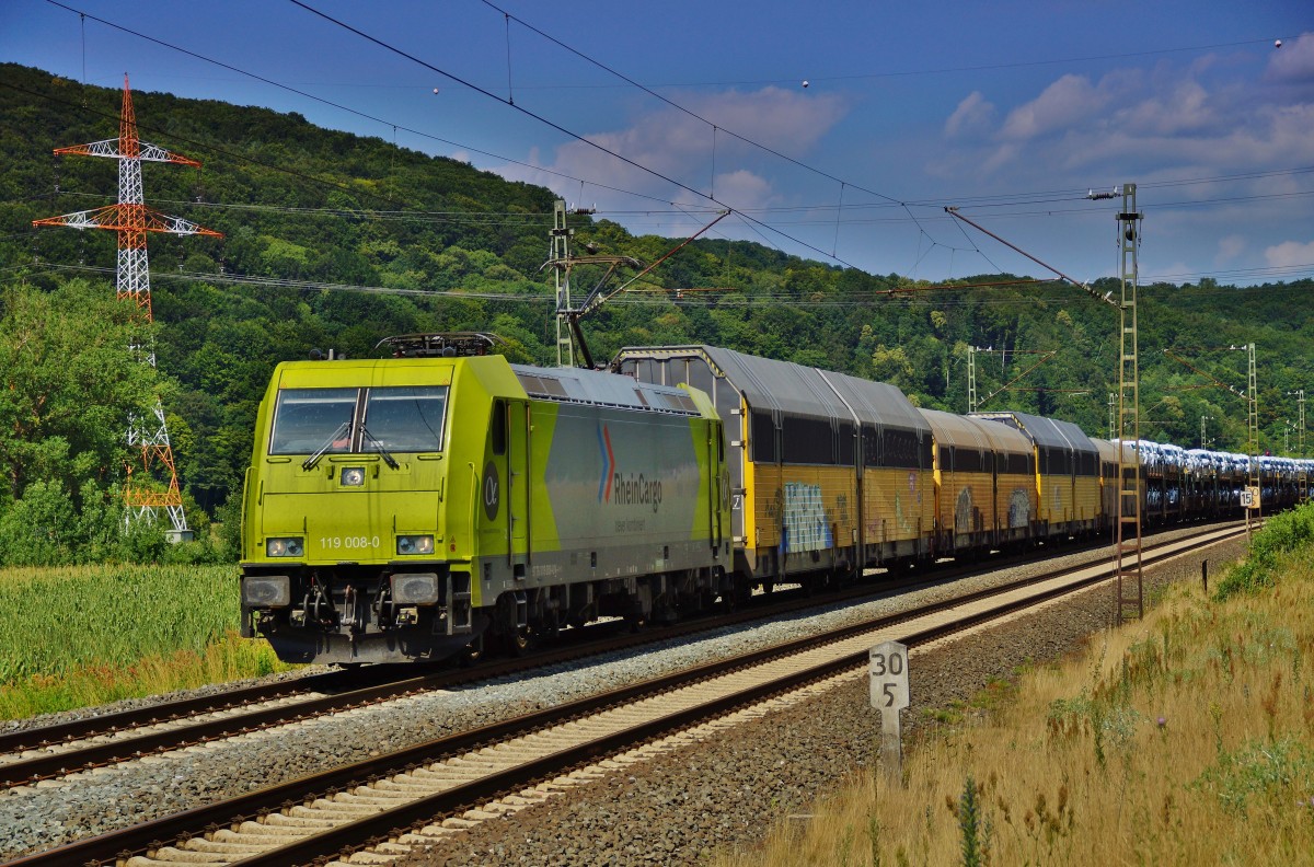 119 008-0 von Rhein Cargo zieht am 16.07.15 einen Autozug bei Harrbach vorbei.
