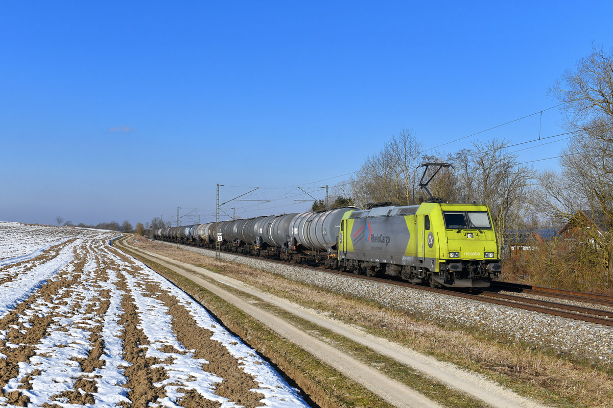 119 008 (185 627) mit einem Kesselzug am 25.02.2018 bei Langenisarhofen. 