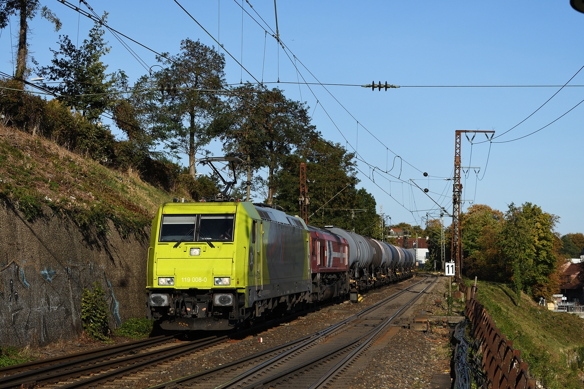 119 008 fährt am 29. September 2018 in Ulm ein. Am Haken hat sie neben einem Kesselwagenzug eine Class 66.