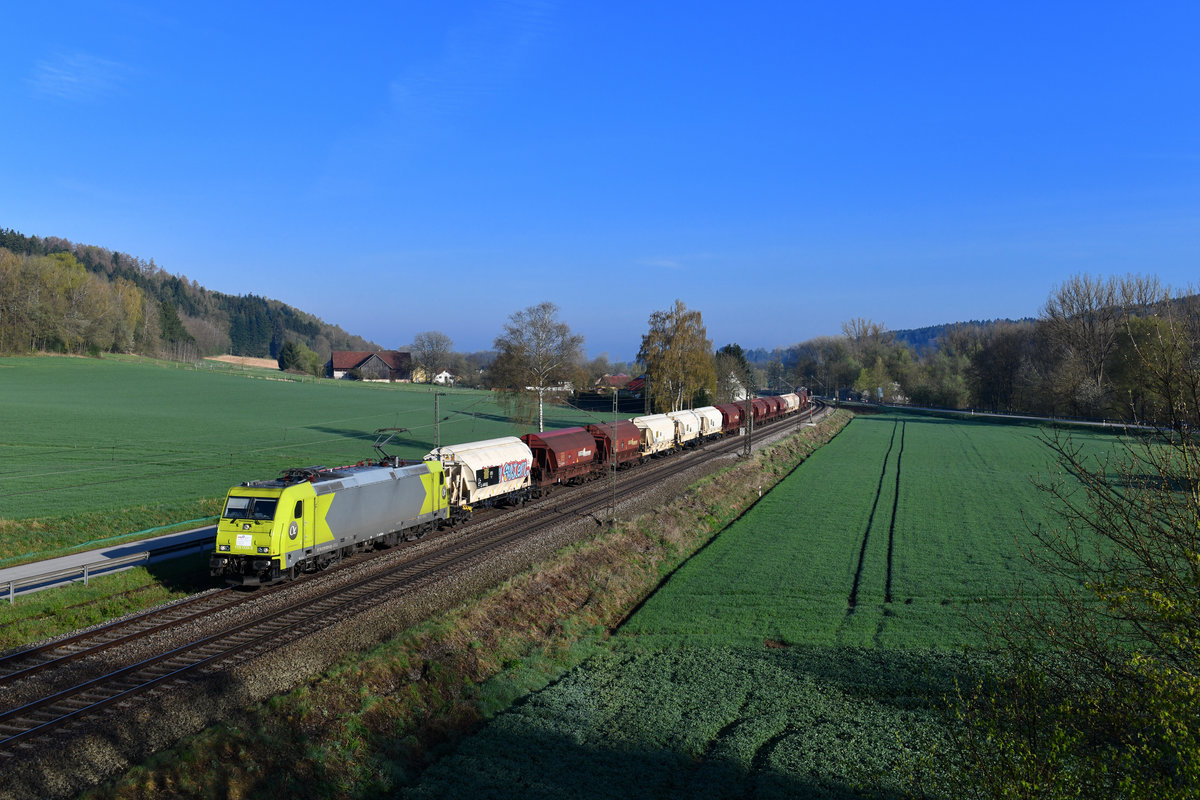 119 009 (185 628) mit einem Getreidezug am 14.04.2018 bei Einöd. 