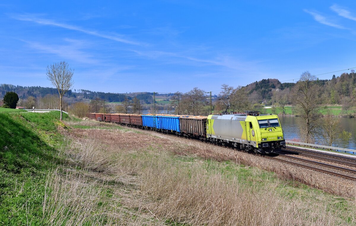 119 009 (185 628) mit einem Holzzug am 24.04.2021 bei Sandbach.
