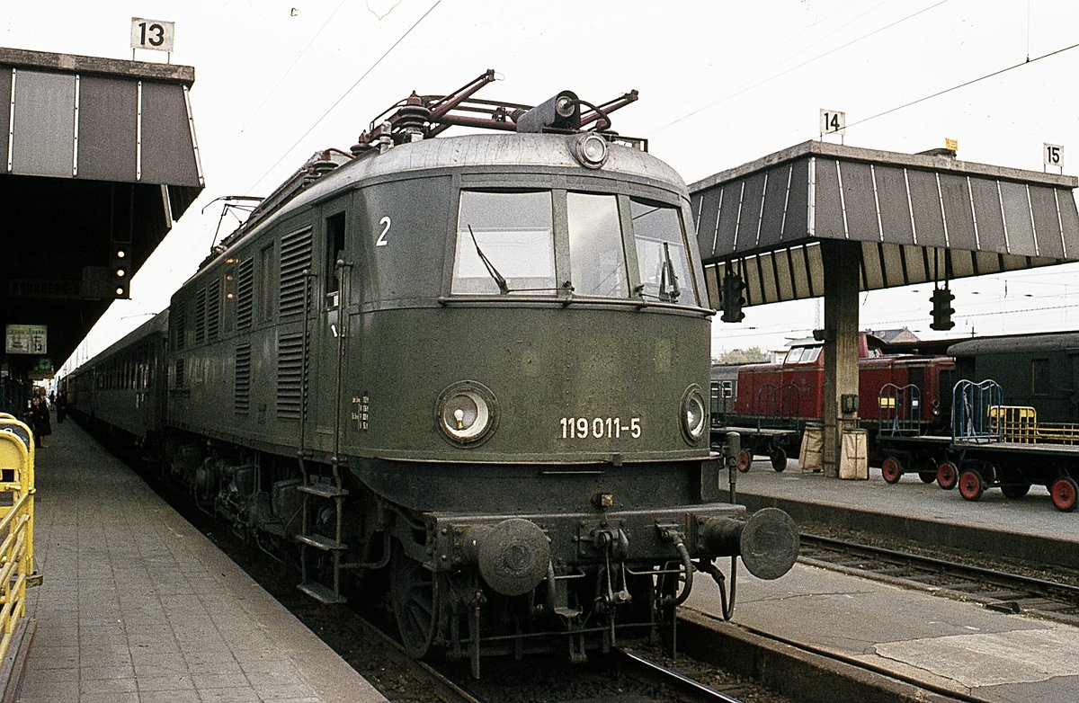 119 011  mit  D-Zug   Nürnberg