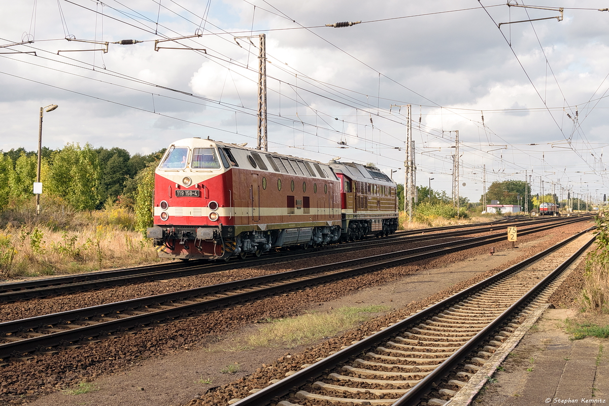 119 158-4 (219 158-3) Dampflokfreunde Berlin e.V. mit der Wagenlok 232 601-5 in Priort und fuhr weiter in Richtung Golm. 14.09.2018