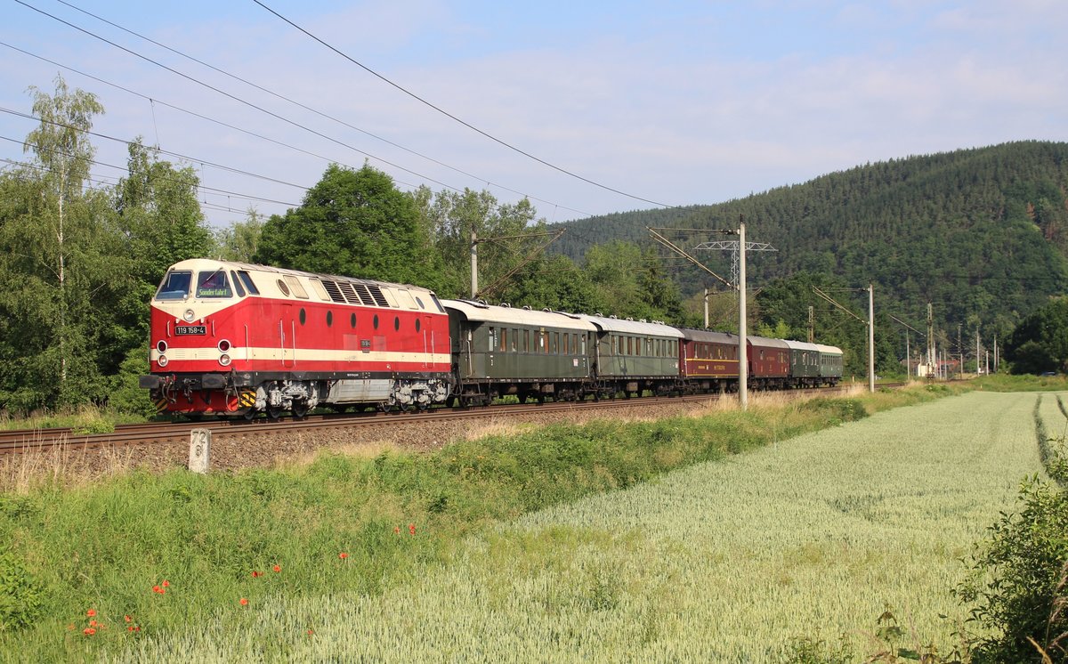 119 158-4 fuhr am 22.06.19 von Berlin nach Sonneberg zum Tag der offenen Tür bzw 70 Jahre Piko. Hier ist der Zug bei Remschütz zu sehen.