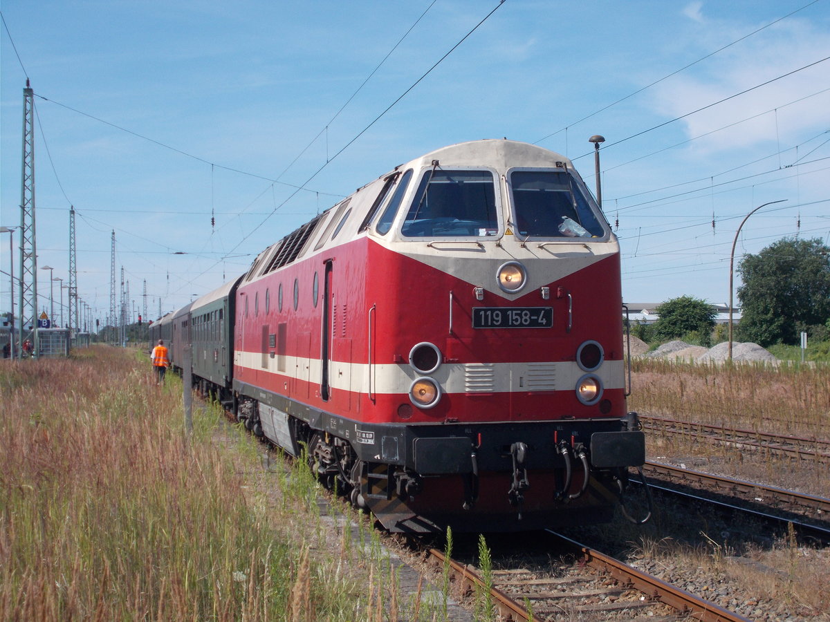 119 158 an ihren Abstellplatz,neben den alten Resten von Bahnsteig 4,am 23.Juli 2016,in Bergen/Rügen.