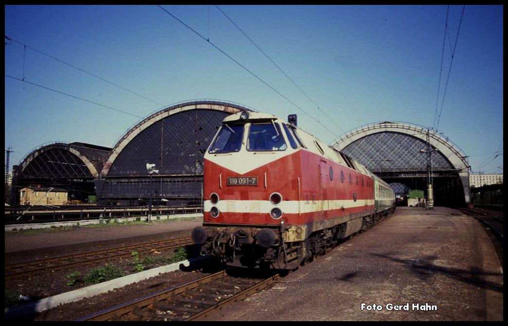 119091 wartet vor dem P nach Decin am 4.5.1990 im damals desolaten Hauptbahnhof von Dresden auf die Abfahrt. An den Glasfronten des Bahnhofs kann man deutlich erkennen, wie der Bahnhof damals herunter gekommen war. Auch daran muss ab und an erinnert werden!