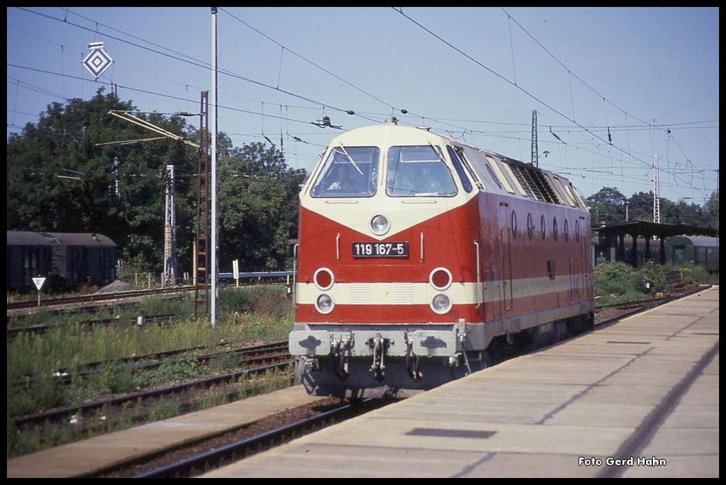 119167 rangiert am 26.8.1990 im HBF Magdeburg.