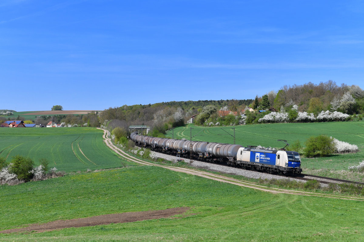 1193 980 mit einem Kesselzug am 20.04.2018 bei Edlhausen. 