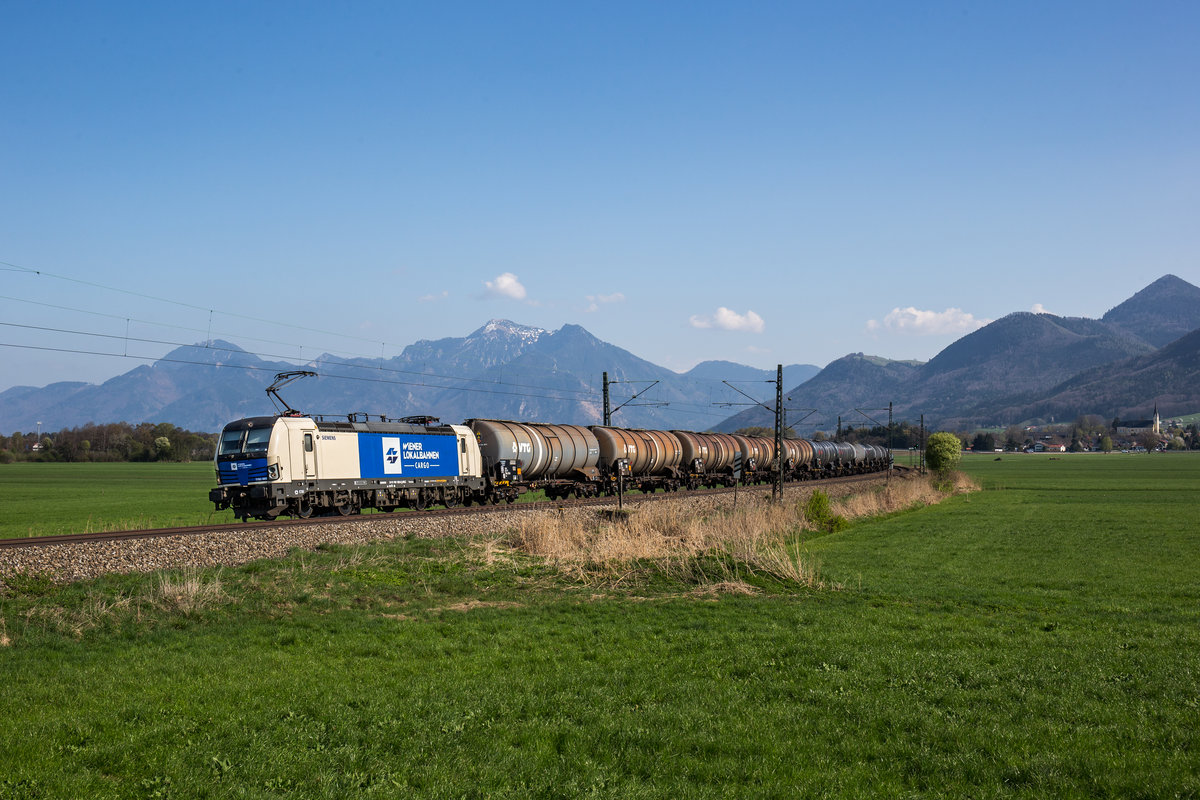 1193 980 der WLC fährt mit einem Kesselzug bei Weisham in Richtung München, aufgenommen am 9. April 2017.
