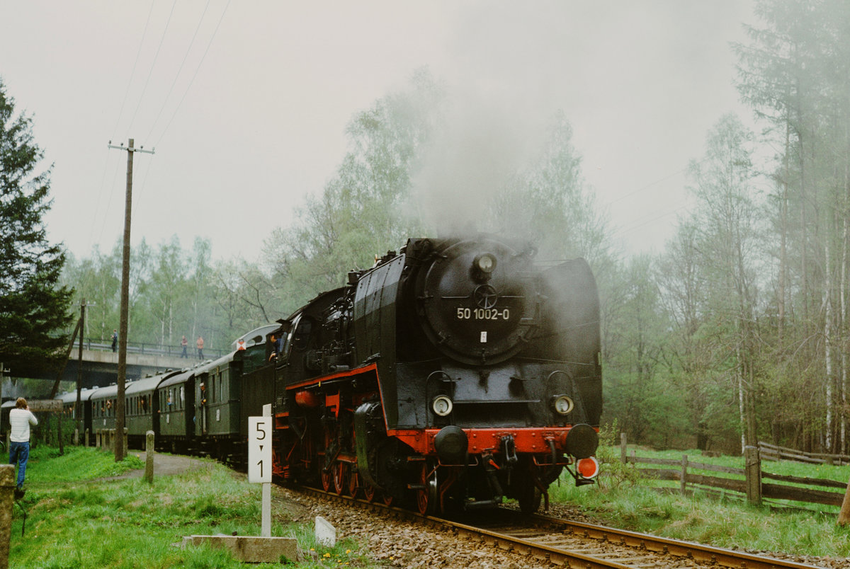 11.Mai 1985: Loktreffen in Nossen, Der mit 38 205 bespannte Sonderzug durch den Zellwald wird von 50 1002 nachgeschoben. Die bei Schichau in Elbing 1940 gebaute Lokomotive ist seit 1991 im Eigentum der Österreichischen Gesellschaft für Eisenbahngeschichte.