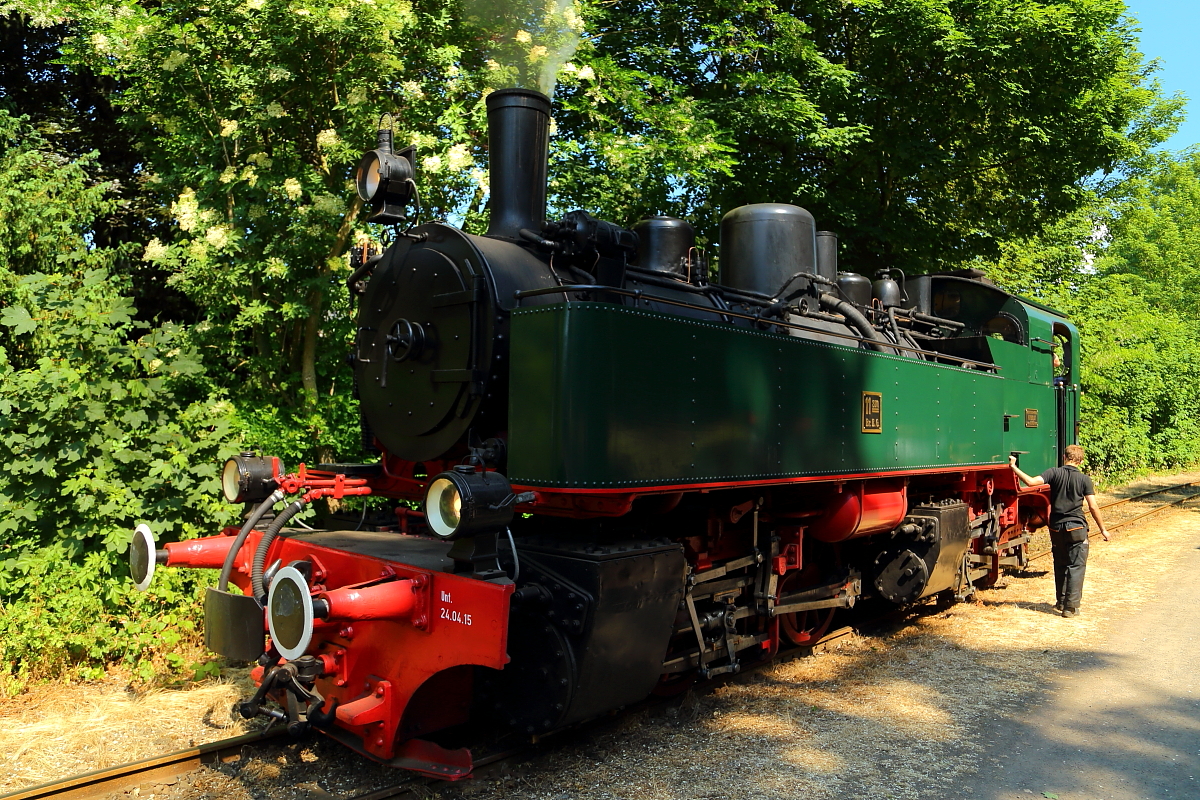 11sm am Nachmittag des 05.06.2015, kurz vor Abfahrt zur Hafenbahn, im Bahnhof Brohl-Lützing.