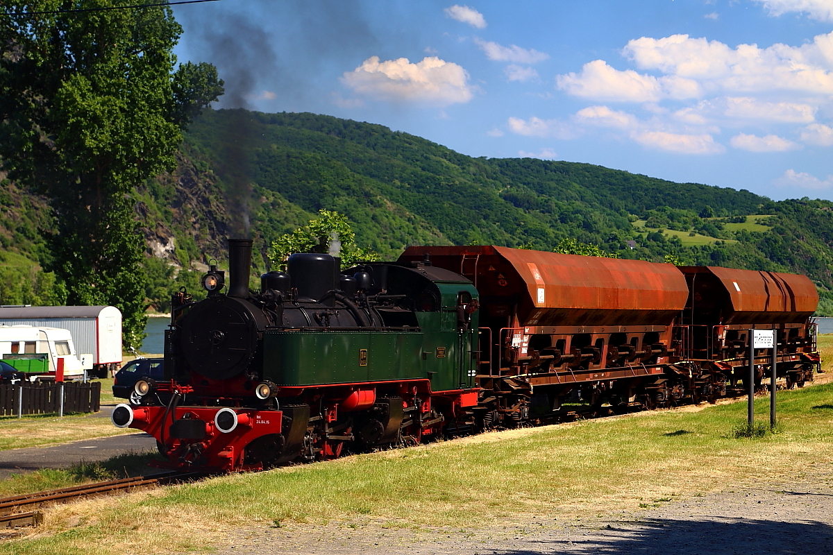 11sm der Brohltalbahn am 05.06.2015 mit Regelspurwaggons beim Durchqueren der Brohler Rheinanlagen. Die Aufnahme entstand im Rahmen einer Fotoveranstaltung.