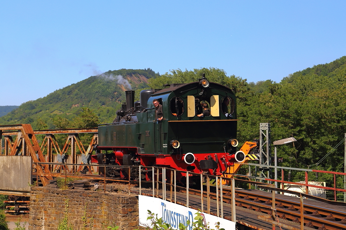 11sm der Brohltalbahn am Nachmittag des 05.06.2015 auf dem Weg zur Brohler Hafenbahn. Sie befindet sich hier bereits auf dem entsprechenden Anschlußgleis und wird gleich die Bahnstrecke Köln-Koblenz überqueren.