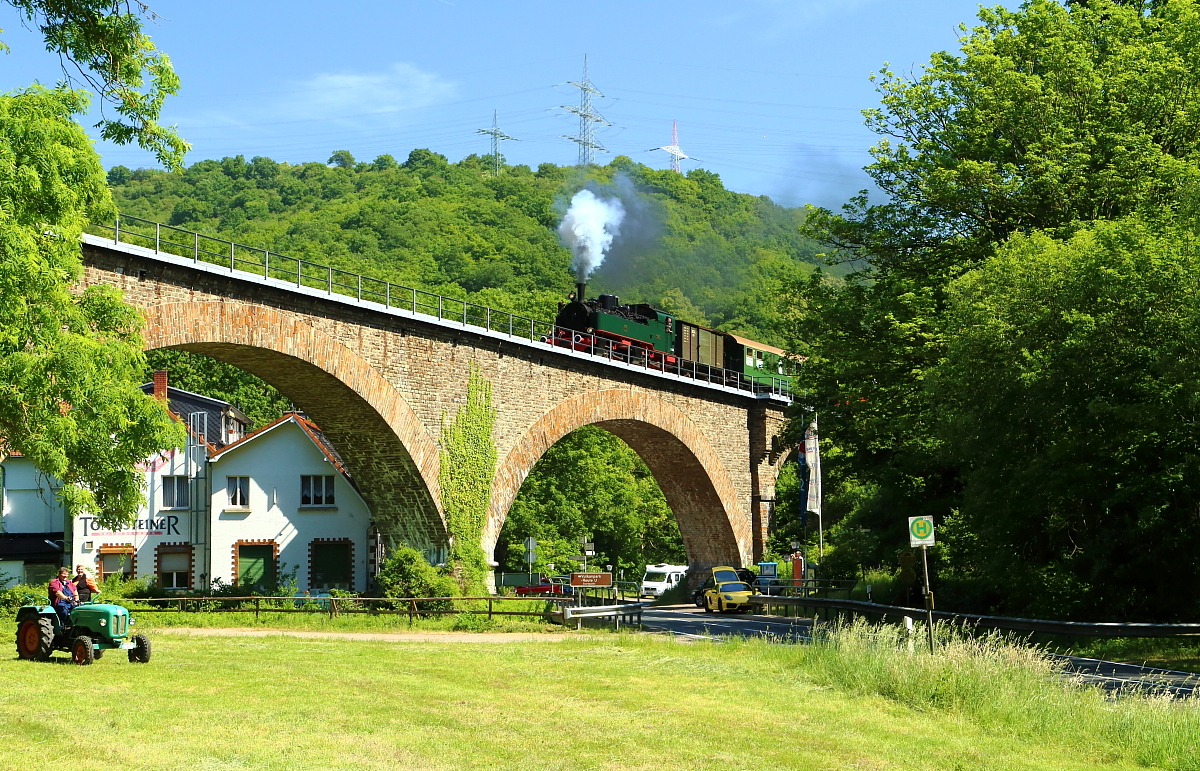 11sm der Brohltalbahn mit Sonderzug am 05.06.2015 beim Überqueren des Tönissteiner Viadukts. (Bild 1)