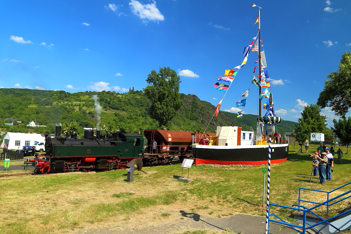 11sm mit einer aus zwei regelspurigen Schüttgutwaggons bestehenden Rangiereinheit, am 05.06.2015 im Rahmen einer Fotoveranstaltung, unterwegs durch die Brohler Rheinanlagen in Richtung Hafen.