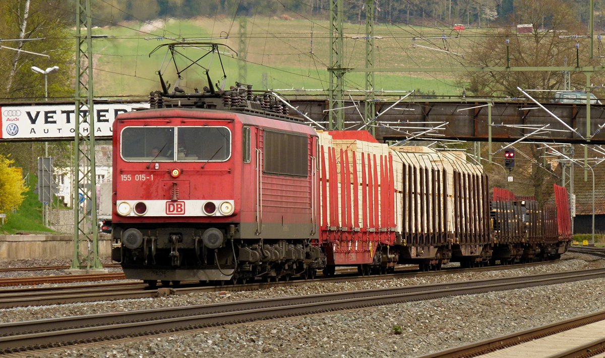 12. April 2011, Lok 155 015 fährt mit einem gemischten Güterzug in Richtung Lichtenfels durch den Bahnhof Kronach.