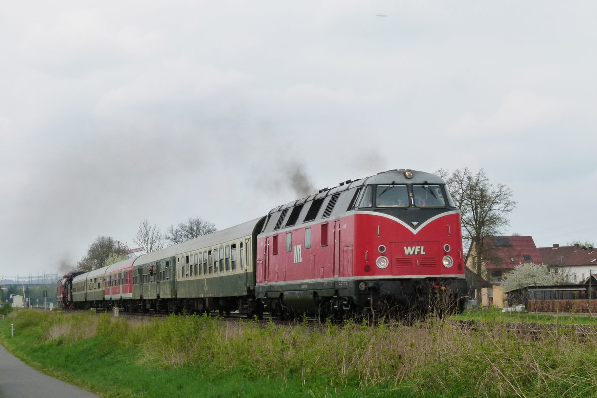 12. April 2014, Der Thüringer Eisenbahnverein führte heute eine Sonderfahrt von Weimar über Erfurt - Saalfeld - Hochstadt nach Neuenmark-Wirsberg mit Besichtigung des Deutschen Dampflokmuseums durch. Angekündigt war dafür die Bespannung mit der Schnellzugdampflok 03 2155. Nicht angekündigt dagegen die Zugreihung mit der  gut verpackten  Dampflok zwischen 243 005 (nach dem Kopf-Machen jetzt am Zugschluss), dem Wagenpark und der jetzt führenden V180/Lok 20 Wedler und Franz/ehemalige BUNA-Lok 204. Hier die Vorbeifahrt in Neuses am Main.