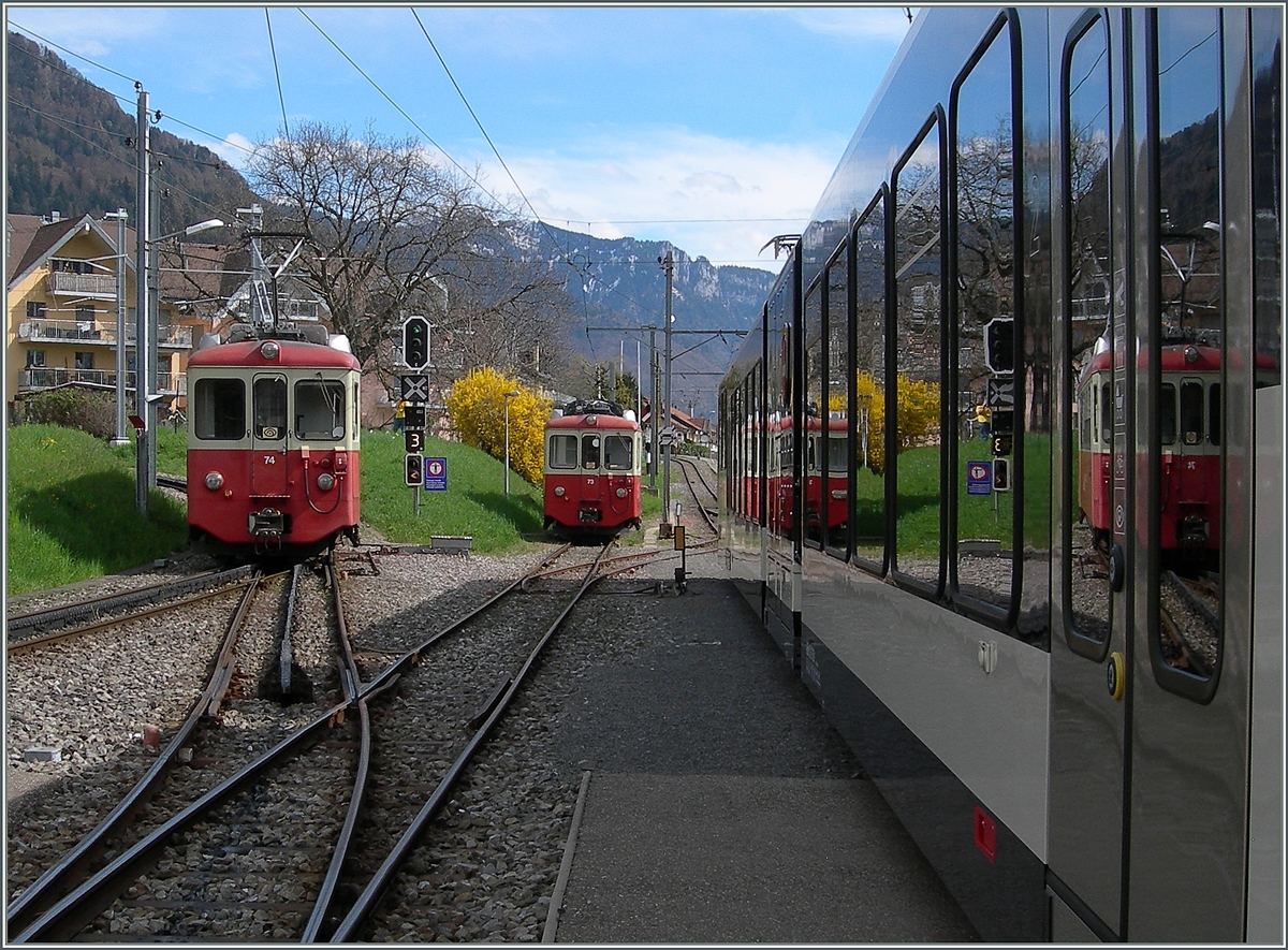 12. April 2016: Noch ist der SURF auf Probe- bwz. Instruktionsfahrt und eignet sich hier in Blonay wunderbar als Spiel für die beiden sechsundvierzig jährigen CEV BDeh 2/4 73 und 74. 
Doch schon morgen wird der CEV MVR GTW ABeh 2/6 den Planbetrieb aufnehmen und sukzessive die BDeh 2/4 und Be 2/6 verdrängen.