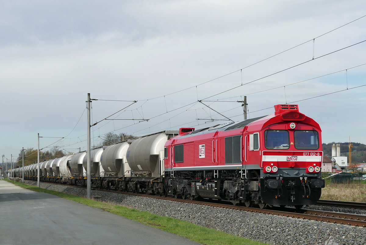 12. April 2018, ein Uacs-Staubgutwagen-Ganzzug der GATX  fährt in Richtung Saalfeld durch Küps. Die MEG-Lok gehört zur gegenüber der class 66 emmissionsärmeren Variante JT42CWRM