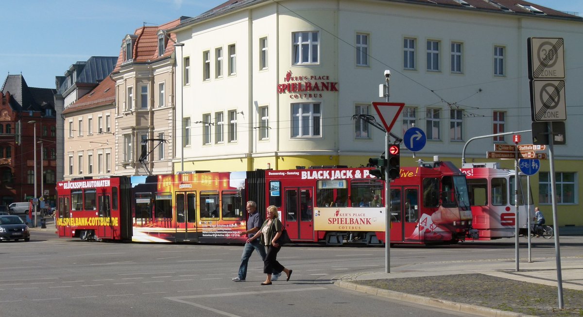 12. August 2013, Cottbus, Tw 134 der Straßenbahn fährt als Linie 3 über die Kreuzung Karl-Liebknecht- und Spremberger Straße. 