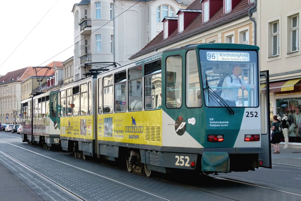 12. August 2014, Straßenbahn in Potsdam, Tatrazug 252 in der Friedrich-Ebert-Straße.