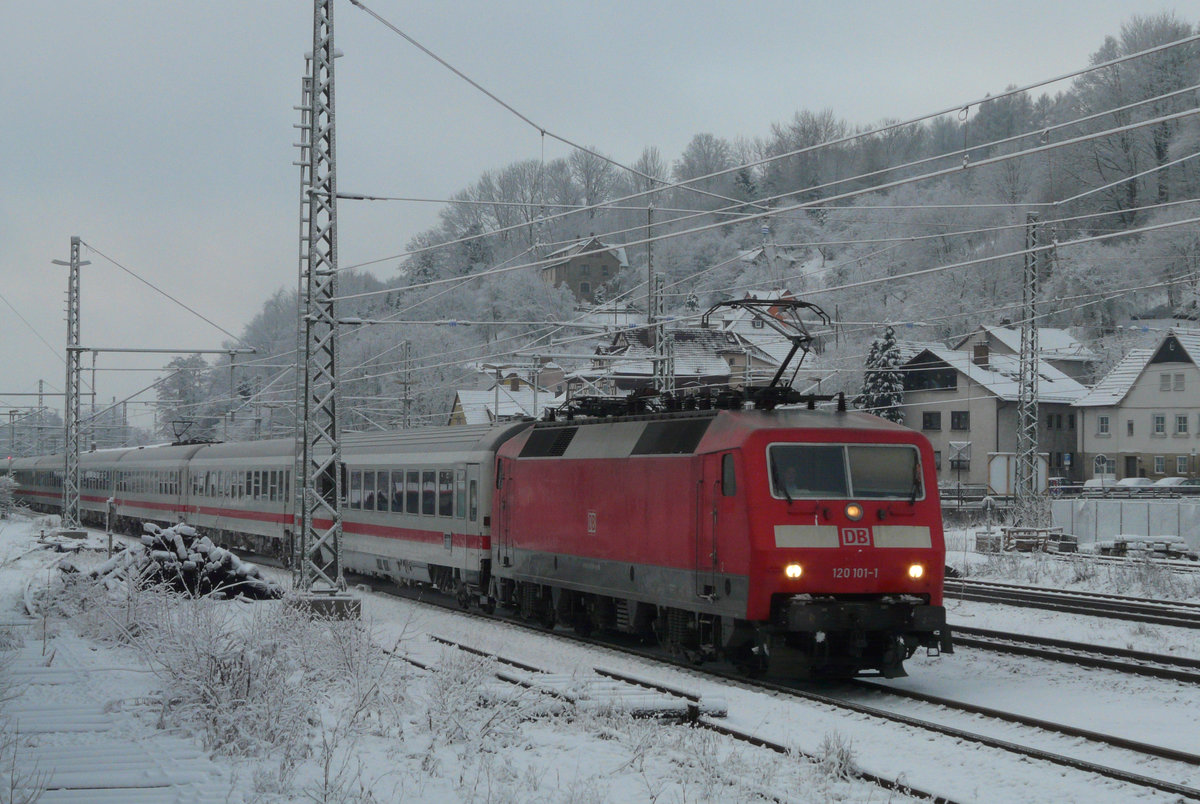 12. Dezember 2008, IC 2452 München - Berlin Hbf fährt in Richtung Saalfeld durch den Bahnhof Kronach.